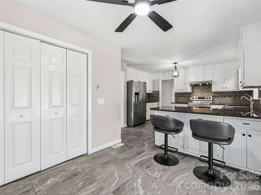 133 Kent Lane, Hendersonville, NC 28739.  MLS# CAR4433472, YatesRealty ID 57156. Light and Bright