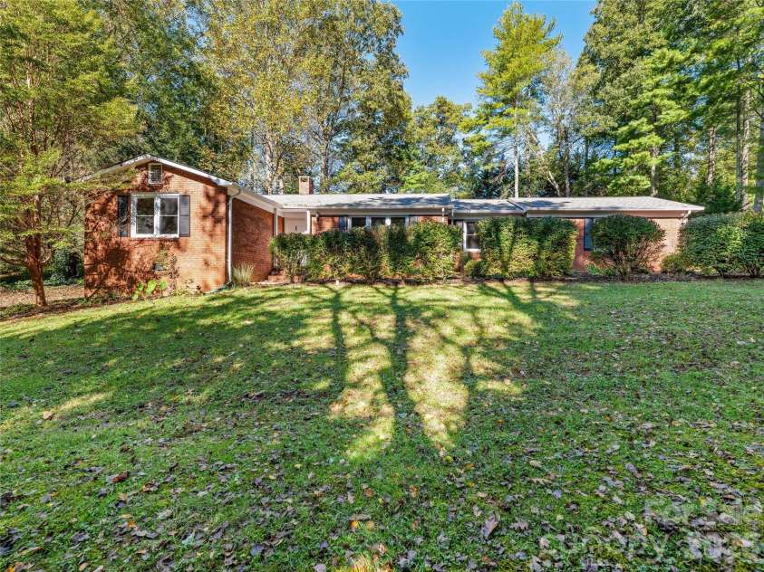 133 Kent Lane, Hendersonville, NC 28739.  MLS# CAR4433472, YatesRealty ID 57156. Lush Front Lawn