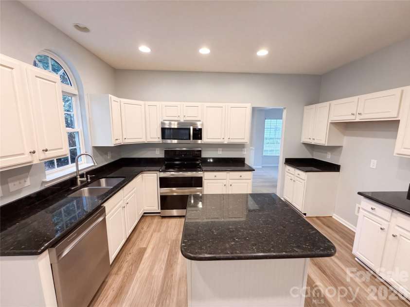 9339 Autumn Applause Drive, Charlotte, NC 28277.  MLS# CAR4435503, YatesRealty ID 57161. 