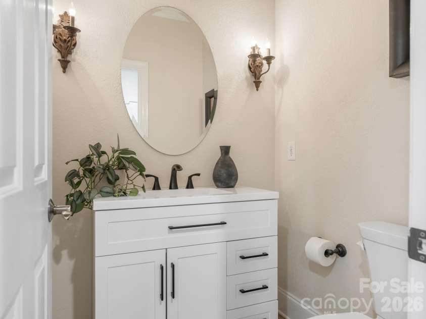 9200 Skipaway Drive, Waxhaw, NC 28173.  MLS# CAR4398254, YatesRealty ID 57165. Powder Bathroom
