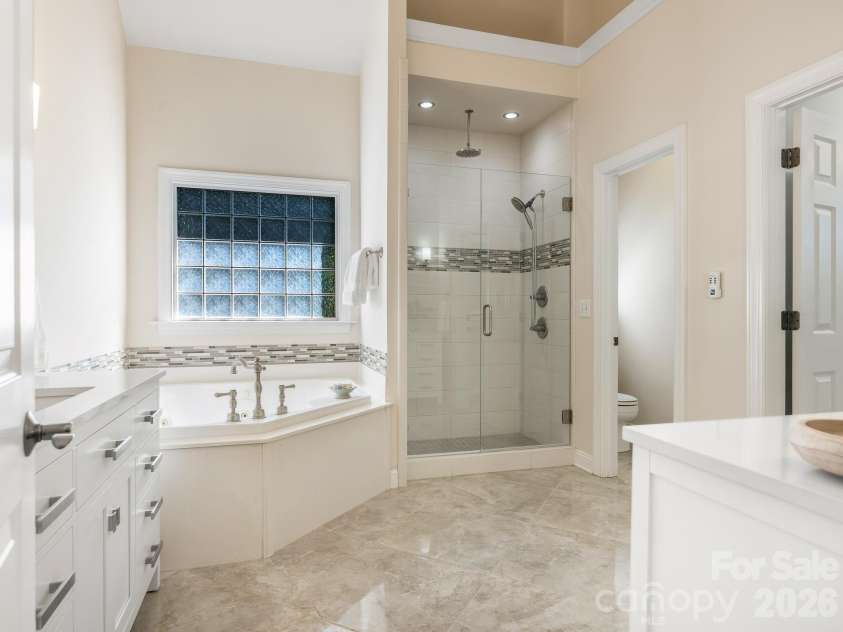 9200 Skipaway Drive, Waxhaw, NC 28173.  MLS# CAR4398254, YatesRealty ID 57165. Primary Ensuite Bath