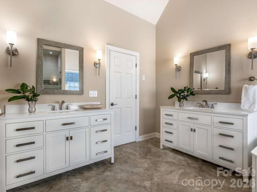 9200 Skipaway Drive, Waxhaw, NC 28173.  MLS# CAR4398254, YatesRealty ID 57165. Primary Ensuite Bath