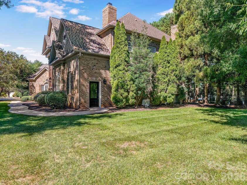 9200 Skipaway Drive, Waxhaw, NC 28173.  MLS# CAR4398254, YatesRealty ID 57165. Side Entry