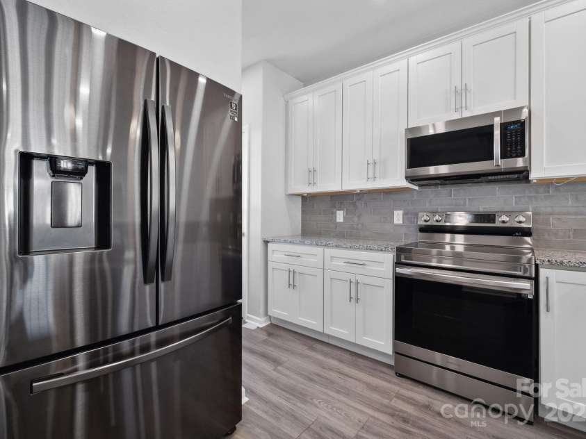 4211 Center Place Drive, Harrisburg, NC 28075.  MLS# CAR4277527, YatesRealty ID 5717. Samsung stainless steel appliances