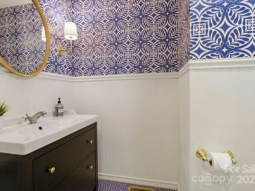 7514 Pewter Lane, Charlotte, NC 28270.  MLS# CAR4244658, YatesRealty ID 5718. Beautifully updated half bathroom on the main level.