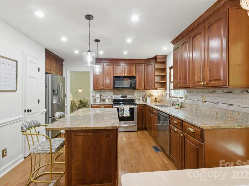 7514 Pewter Lane, Charlotte, NC 28270.  MLS# CAR4244658, YatesRealty ID 5718. Gorgeous wood cabinets throughout the kitchen.