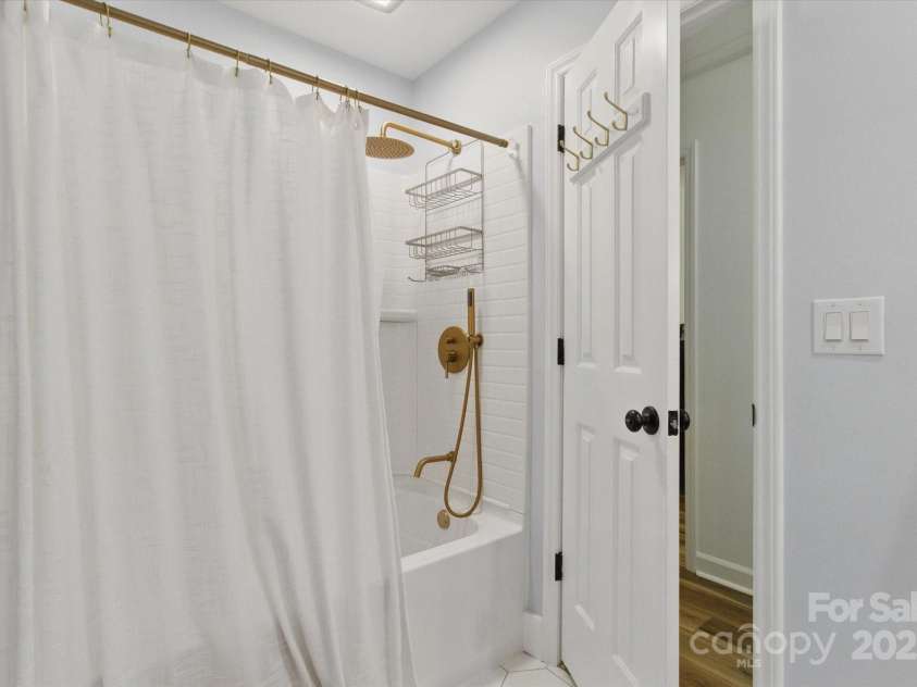 7514 Pewter Lane, Charlotte, NC 28270.  MLS# CAR4244658, YatesRealty ID 5718. Newly update full bathroom with modern fixtures.
