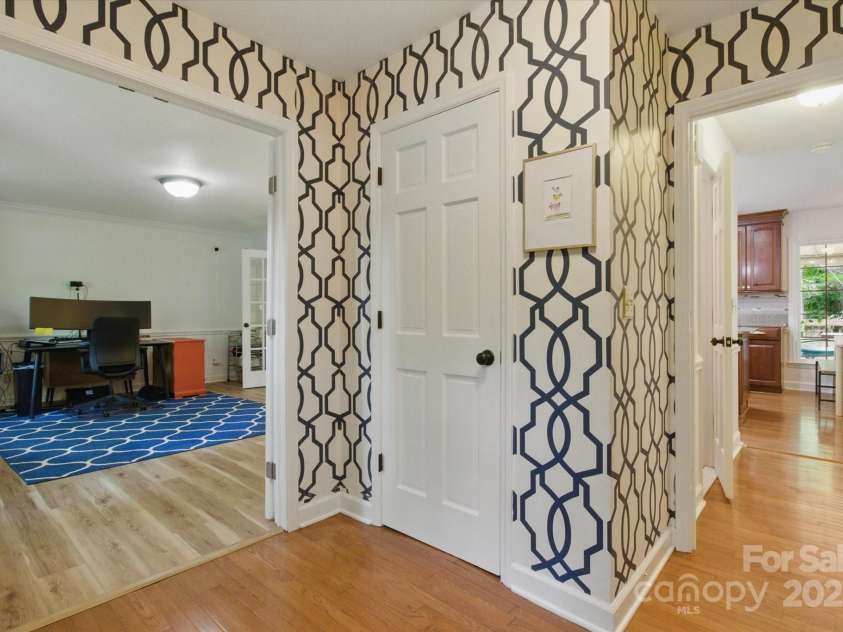 7514 Pewter Lane, Charlotte, NC 28270.  MLS# CAR4244658, YatesRealty ID 5718. The stunning entryway with sparkling hardwood floors.