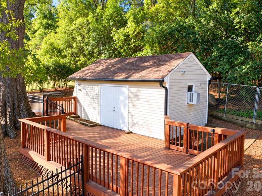 1827 Edgewater Drive, Charlotte, NC 28210.  MLS# CAR4432389, YatesRealty ID 57182. 