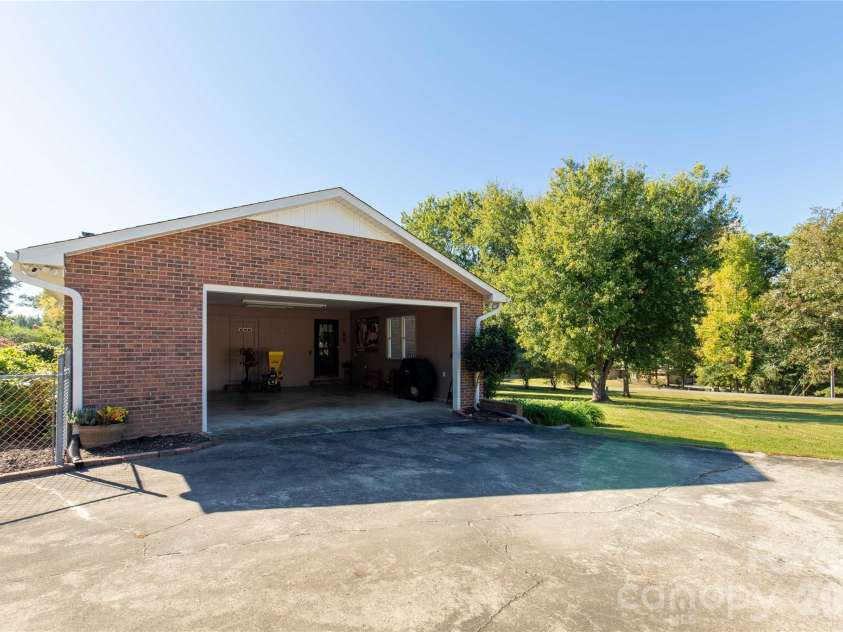 197 Floyd Road, Kershaw, SC 29067.  MLS# CAR4435070, YatesRealty ID 57193. 