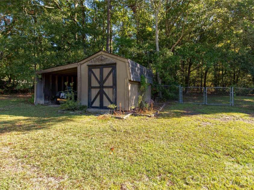 197 Floyd Road, Kershaw, SC 29067.  MLS# CAR4435070, YatesRealty ID 57193. 