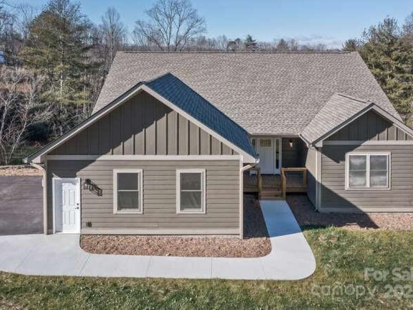 105 Sheila Wynne Drive, Fletcher, NC 28732.  MLS# CAR4330203, YatesRealty ID 572. 