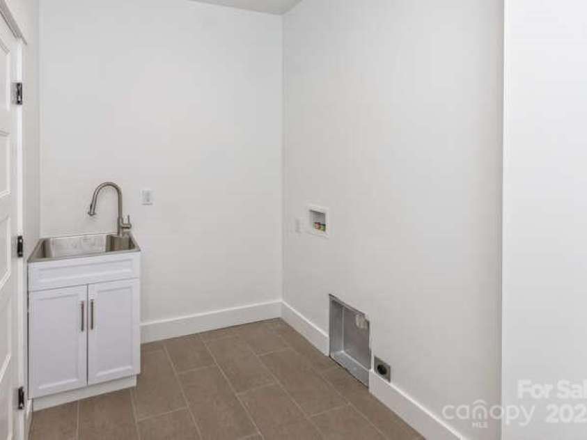 105 Sheila Wynne Drive, Fletcher, NC 28732.  MLS# CAR4330203, YatesRealty ID 572. 