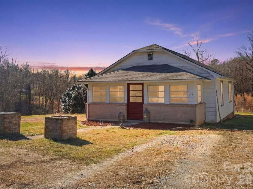 174 Shumate Lane, North Wilkesboro, NC 28659.  MLS# CAR4336858, YatesRealty ID 5720. 