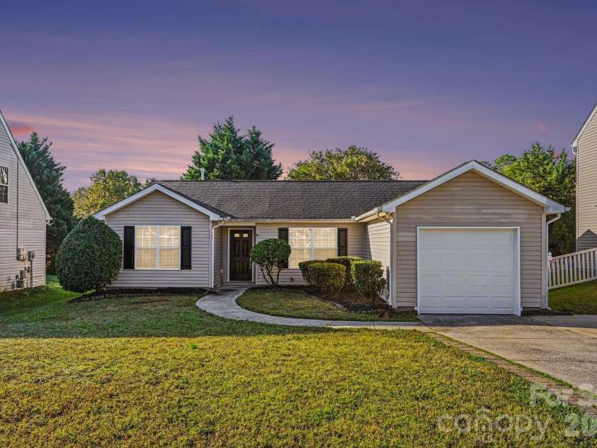 10133 Illoria Drive, Charlotte, NC 28273.  MLS# CAR4432147, YatesRealty ID 57207. 