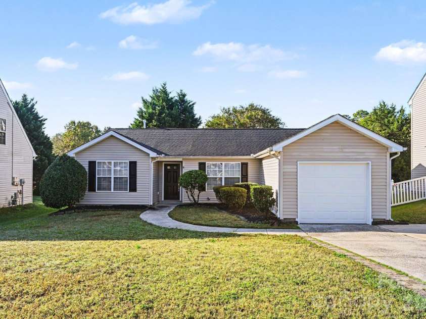 10133 Illoria Drive, Charlotte, NC 28273.  MLS# CAR4432147, YatesRealty ID 57207. 