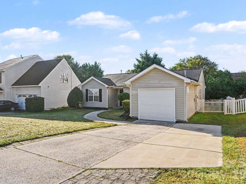 10133 Illoria Drive, Charlotte, NC 28273.  MLS# CAR4432147, YatesRealty ID 57207. 
