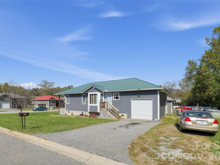 12 Janie Drive, Clyde, NC 28721.  MLS# CAR4435588, YatesRealty ID 57209. 