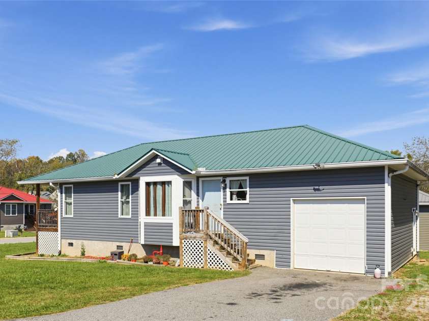 12 Janie Drive, Clyde, NC 28721.  MLS# CAR4435588, YatesRealty ID 57209. 