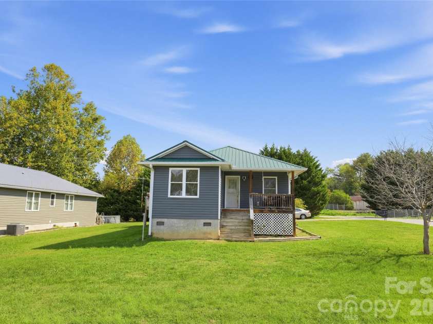 12 Janie Drive, Clyde, NC 28721.  MLS# CAR4435588, YatesRealty ID 57209. 