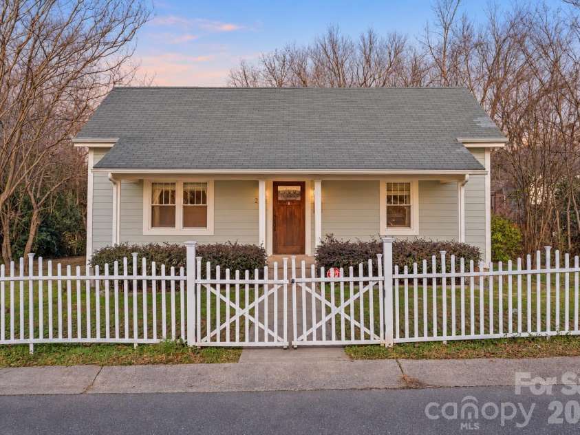 2815 Myers Street, Charlotte, NC 28205.  MLS# CAR4435606, YatesRealty ID 57219. 