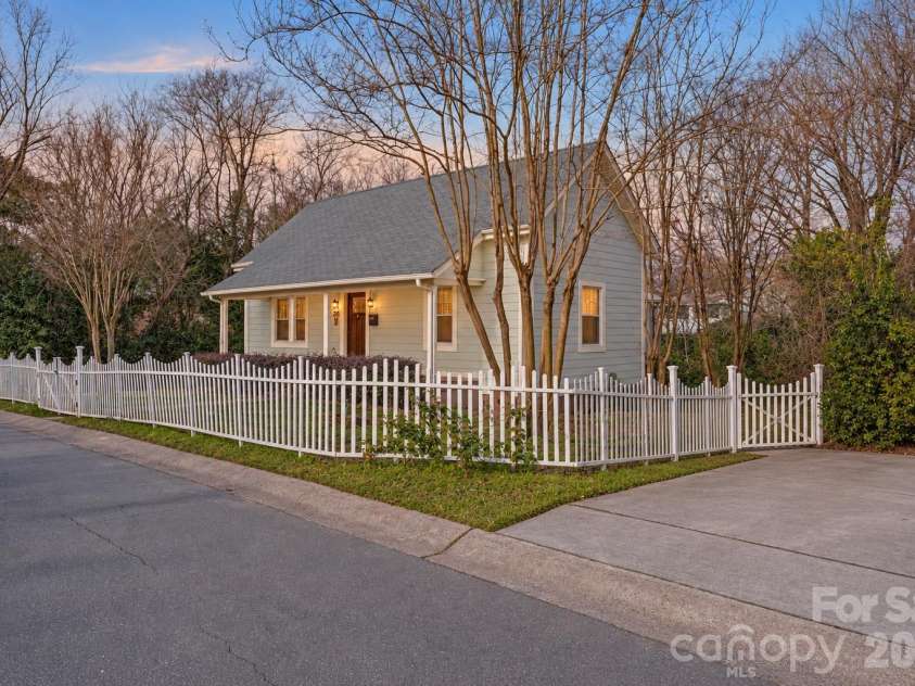 2815 Myers Street, Charlotte, NC 28205.  MLS# CAR4435606, YatesRealty ID 57219. 