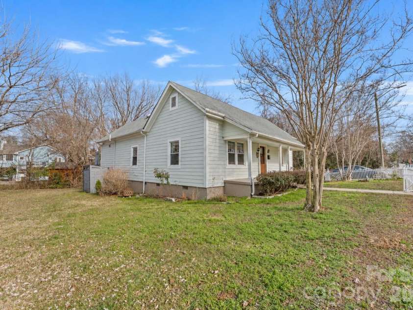 2815 Myers Street, Charlotte, NC 28205.  MLS# CAR4435606, YatesRealty ID 57219. 