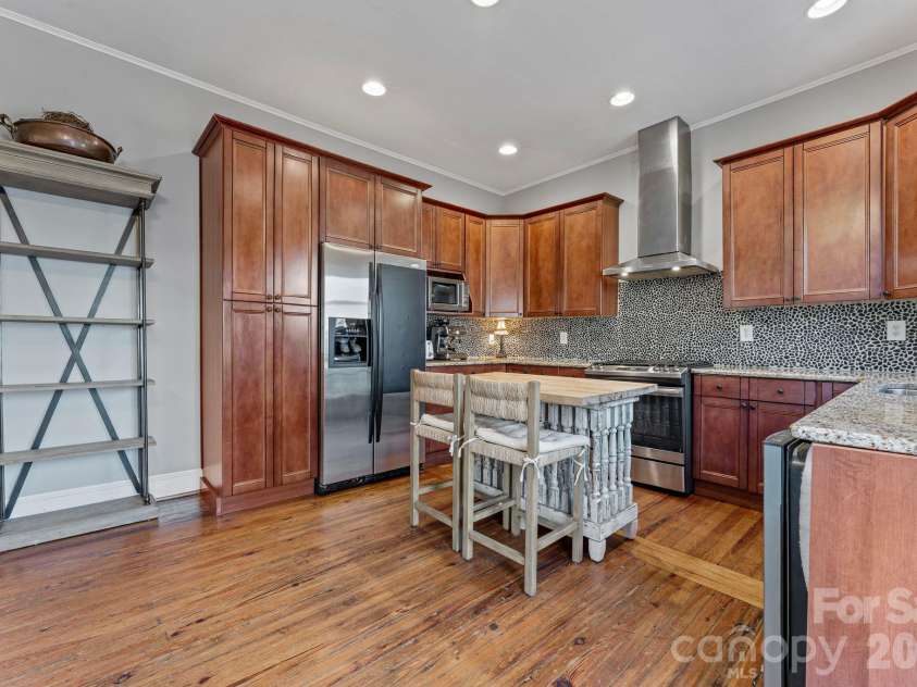 2815 Myers Street, Charlotte, NC 28205.  MLS# CAR4435606, YatesRealty ID 57219. 
