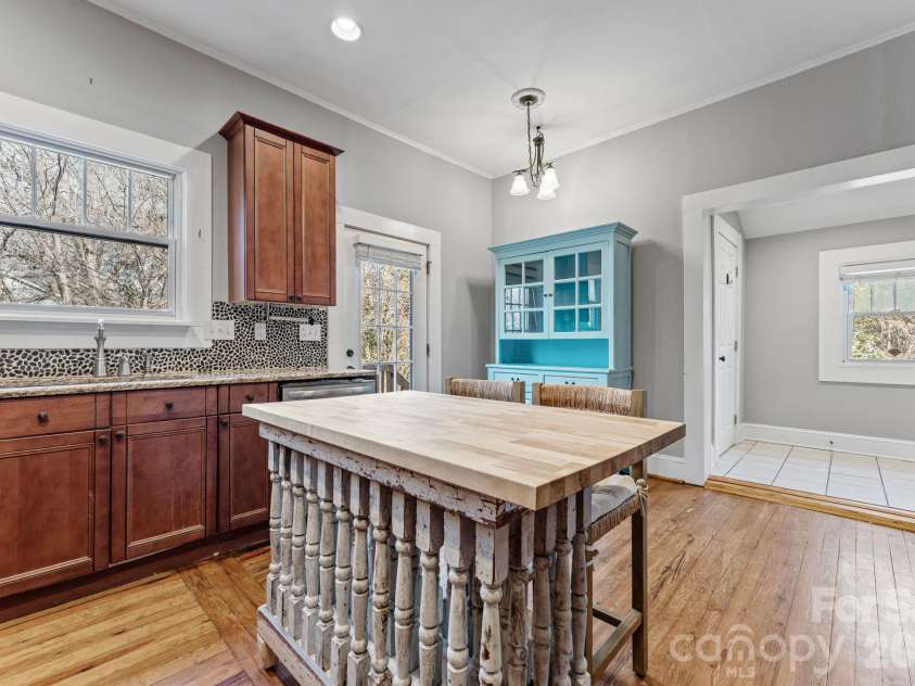 2815 Myers Street, Charlotte, NC 28205.  MLS# CAR4435606, YatesRealty ID 57219. 