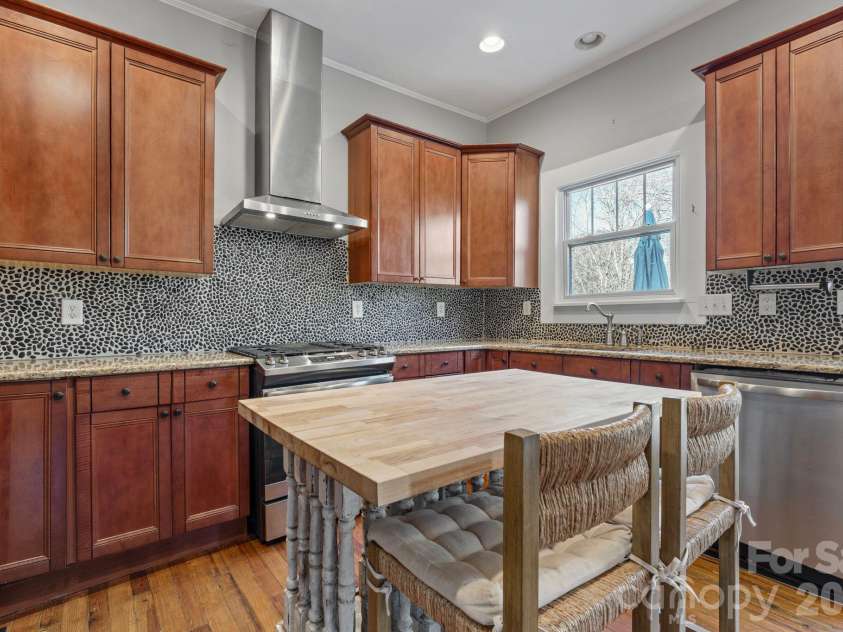 2815 Myers Street, Charlotte, NC 28205.  MLS# CAR4435606, YatesRealty ID 57219. 