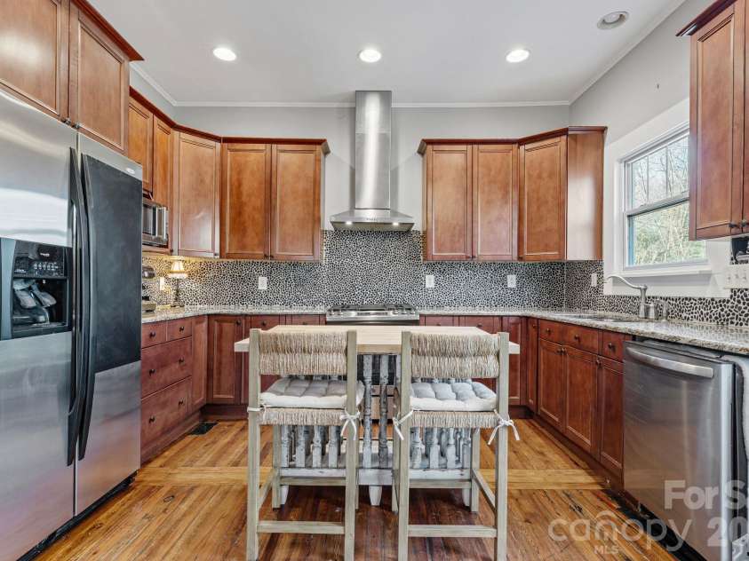 2815 Myers Street, Charlotte, NC 28205.  MLS# CAR4435606, YatesRealty ID 57219. 