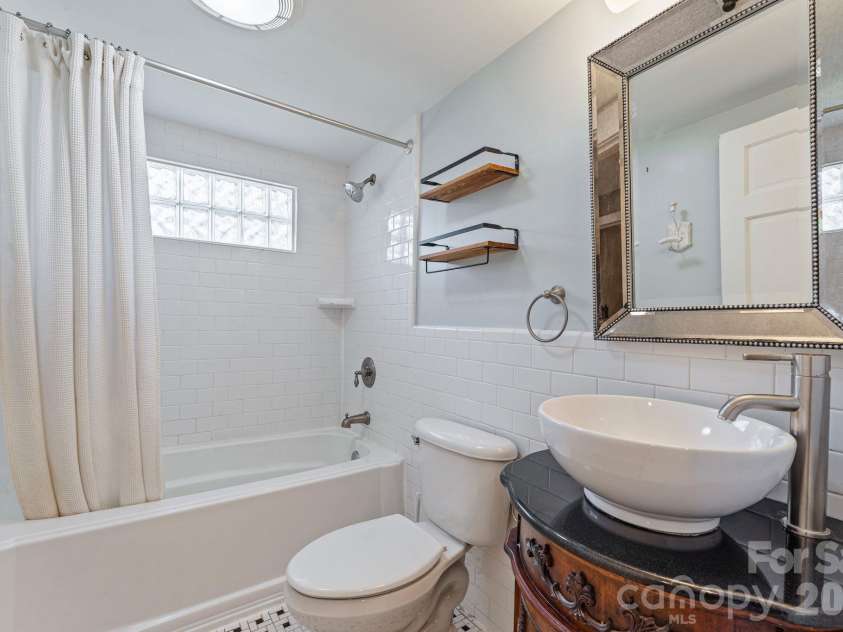 2815 Myers Street, Charlotte, NC 28205.  MLS# CAR4435606, YatesRealty ID 57219. 