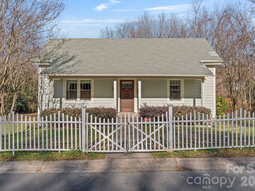 2815 Myers Street, Charlotte, NC 28205.  MLS# CAR4435606, YatesRealty ID 57219. 