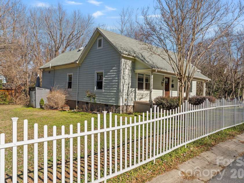 2815 Myers Street, Charlotte, NC 28205.  MLS# CAR4435606, YatesRealty ID 57219. 