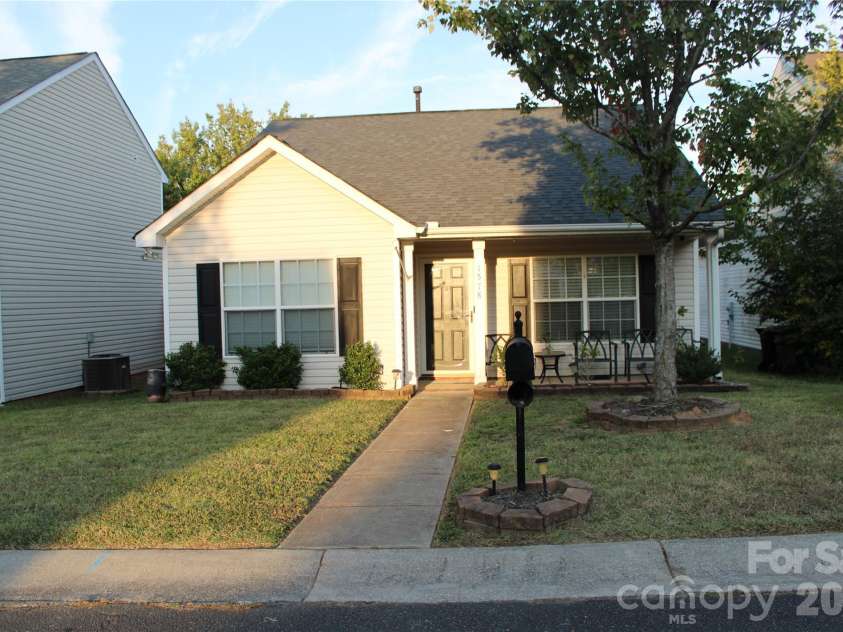 1578 Tuckers Glenn Drive, Rock Hill, SC 29732.  MLS# CAR4432702, YatesRealty ID 57226. Welcome Home!