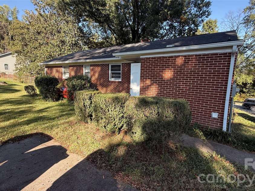 928 Beaumont Avenue, Greensboro, NC 27401.  MLS# CAR4434668, YatesRealty ID 57236. Back
