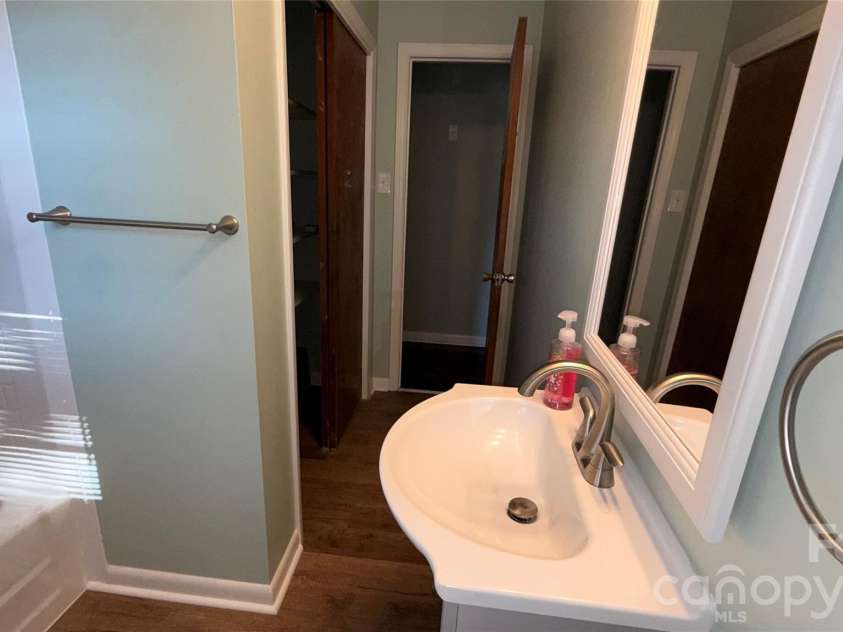 928 Beaumont Avenue, Greensboro, NC 27401.  MLS# CAR4434668, YatesRealty ID 57236. Bathroom