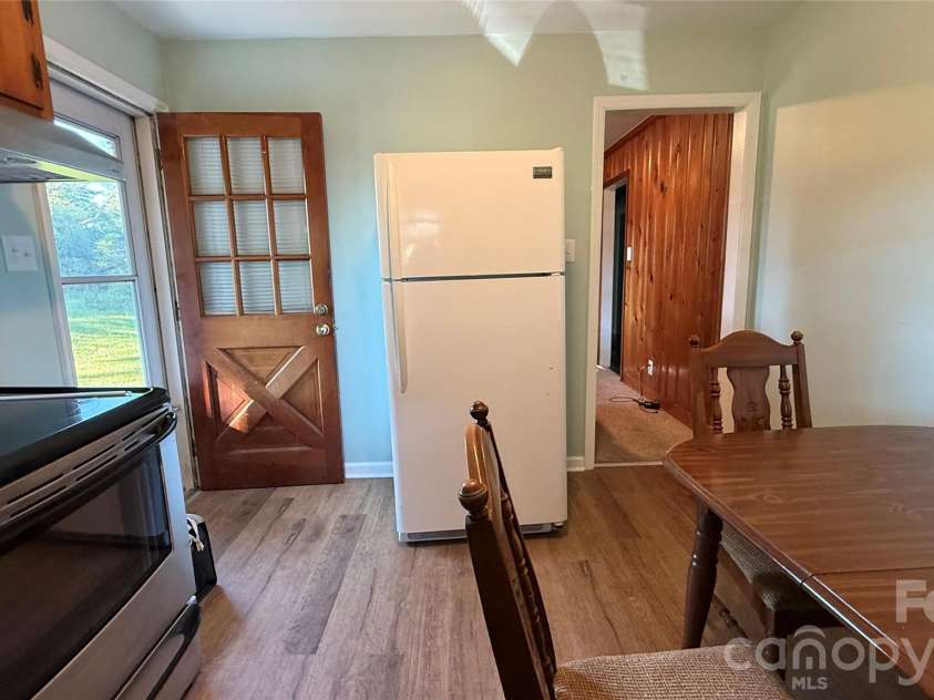 928 Beaumont Avenue, Greensboro, NC 27401.  MLS# CAR4434668, YatesRealty ID 57236. Eat in kitchen