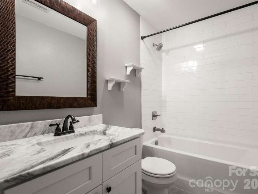 4238 Dowling Drive, Charlotte, NC 28205.  MLS# CAR4434485, YatesRealty ID 57237. Hall Bath