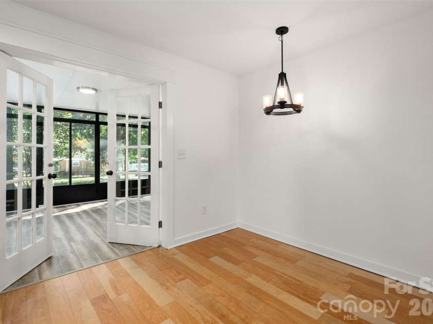 4238 Dowling Drive, Charlotte, NC 28205.  MLS# CAR4434485, YatesRealty ID 57237. Nice size dining area