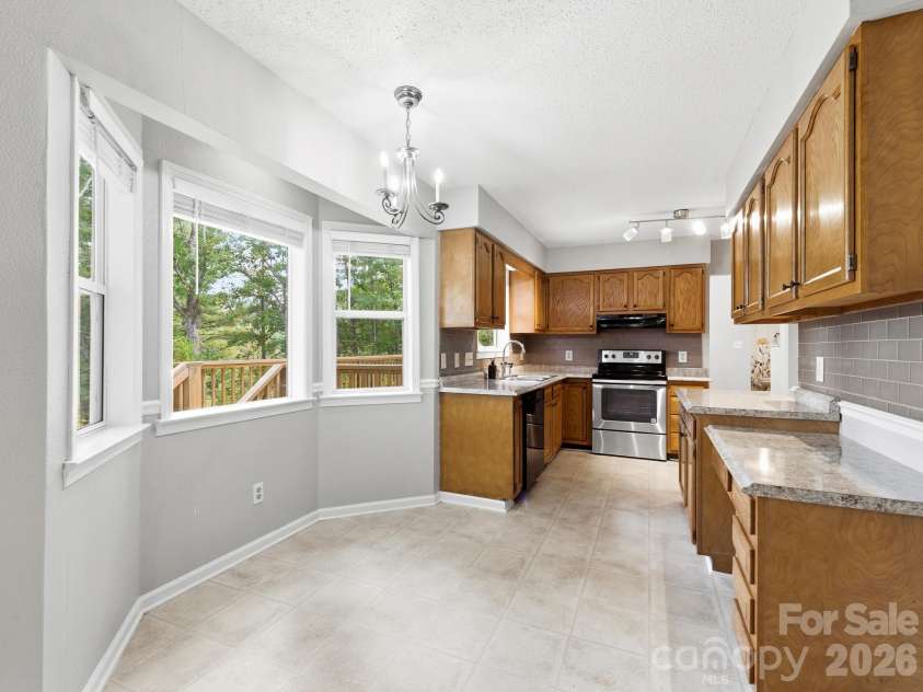 8 Rasada Extension, Weaverville, NC 28787.  MLS# CAR4435147, YatesRealty ID 57238. Breakfast Nook