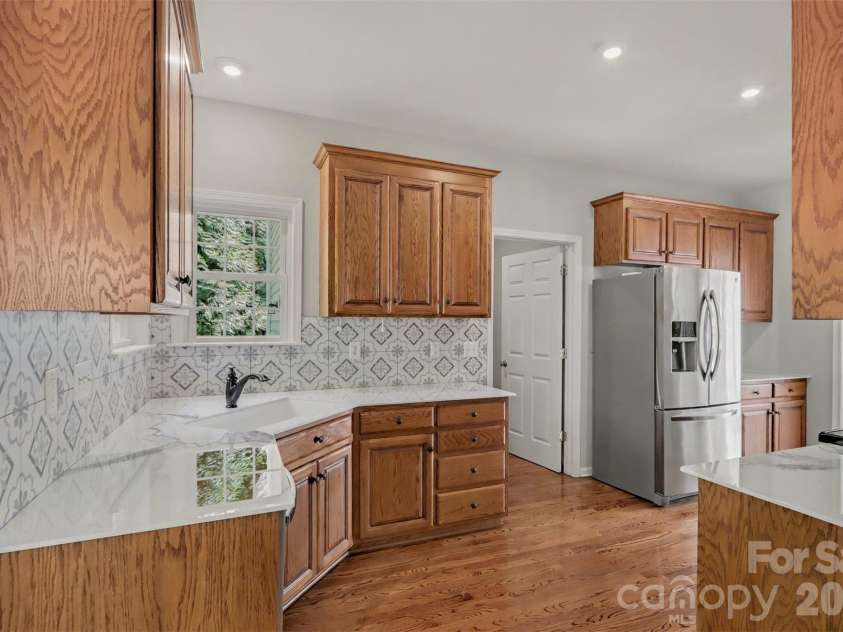 17028 Hampton Trace Road, Huntersville, NC 28078.  MLS# CAR4435476, YatesRealty ID 57242. Cabinets, backsplash, upgraded countertops, SS refrigerator - 