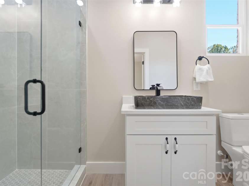 10120 Mini Ranch Road, Waxhaw, NC 28173.  MLS# CAR4432131, YatesRealty ID 57248. Second primary bathroom