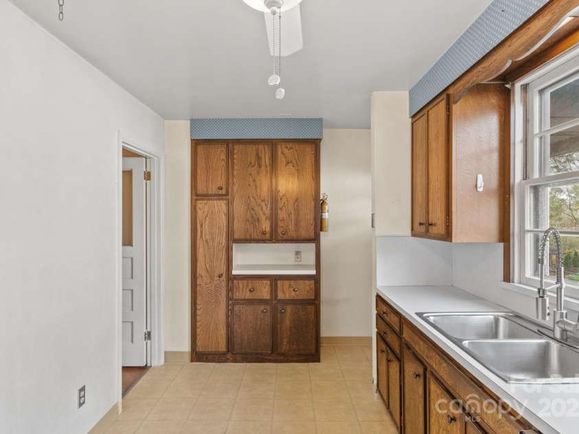 4 Baird Lane, Asheville, NC 28804.  MLS# CAR4204513, YatesRealty ID 5725. 