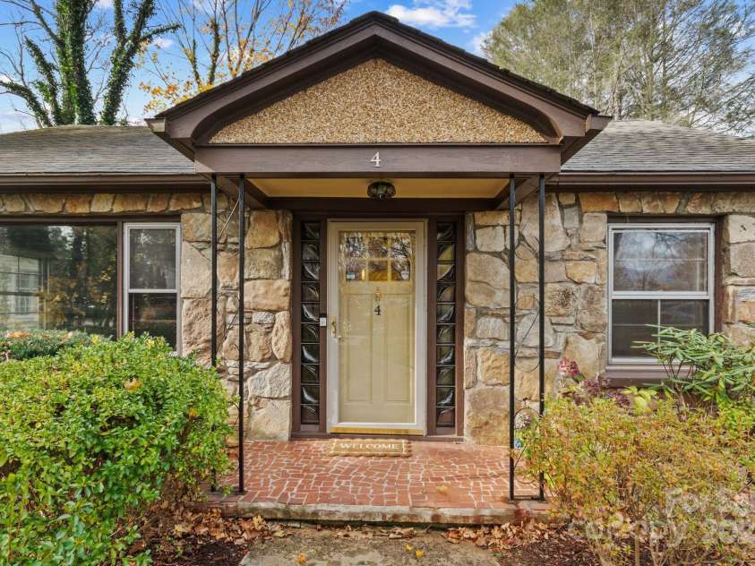 4 Baird Lane, Asheville, NC 28804.  MLS# CAR4204513, YatesRealty ID 5725. 