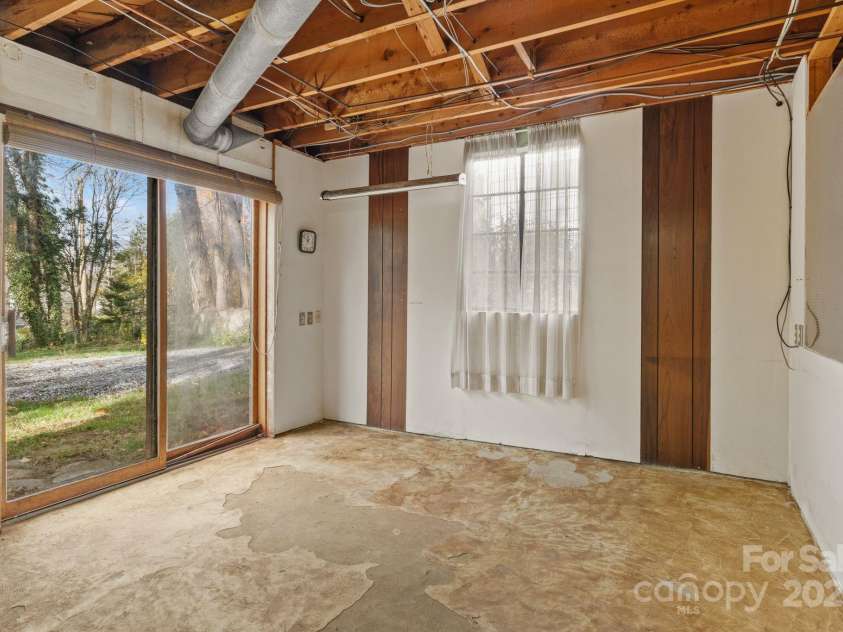 4 Baird Lane, Asheville, NC 28804.  MLS# CAR4204513, YatesRealty ID 5725. 