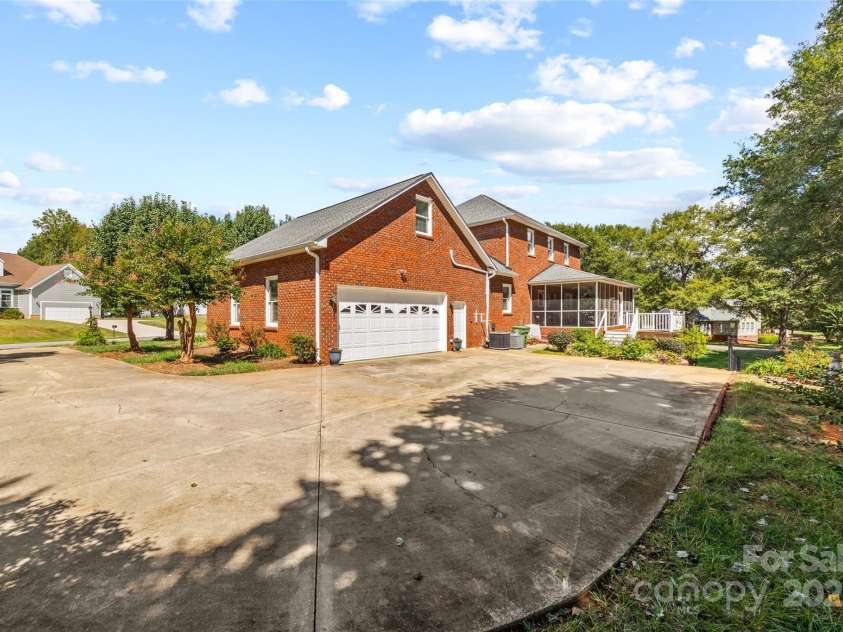 102 Sleaford Court, Dallas, NC 28034.  MLS# CAR4184527, YatesRealty ID 5726. 