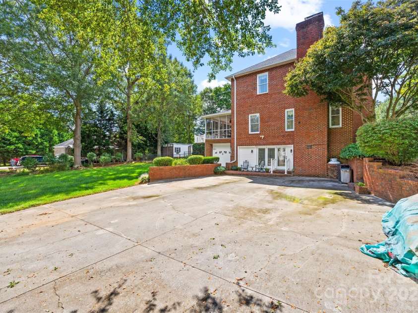 102 Sleaford Court, Dallas, NC 28034.  MLS# CAR4184527, YatesRealty ID 5726. 
