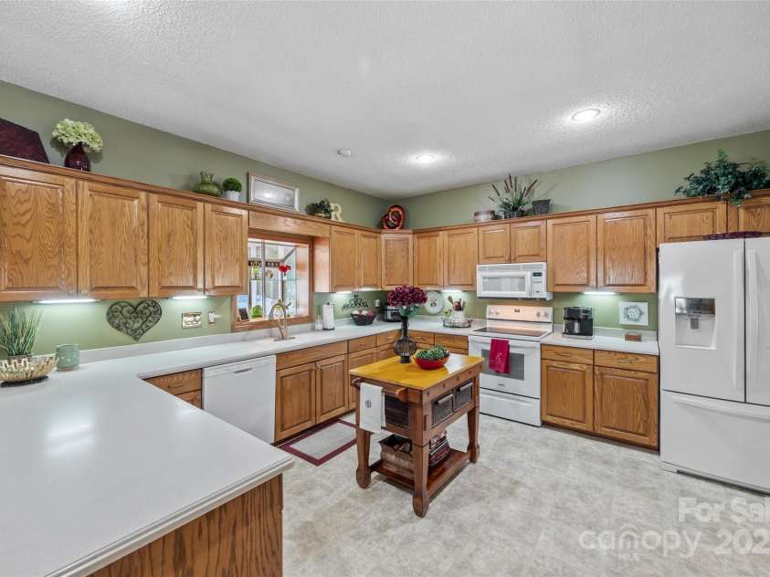 102 Sleaford Court, Dallas, NC 28034.  MLS# CAR4184527, YatesRealty ID 5726. 