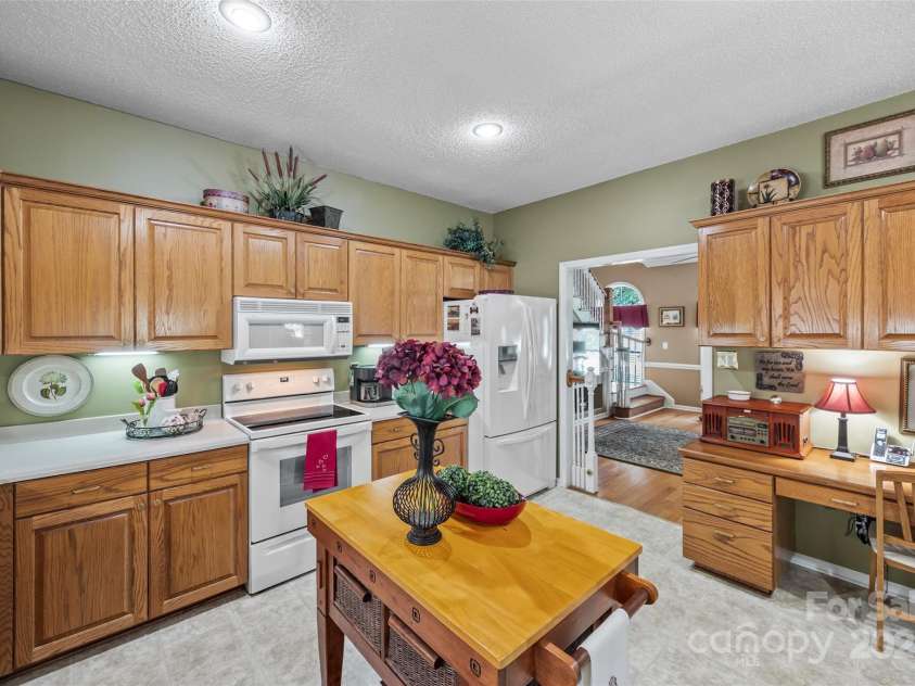 102 Sleaford Court, Dallas, NC 28034.  MLS# CAR4184527, YatesRealty ID 5726. 